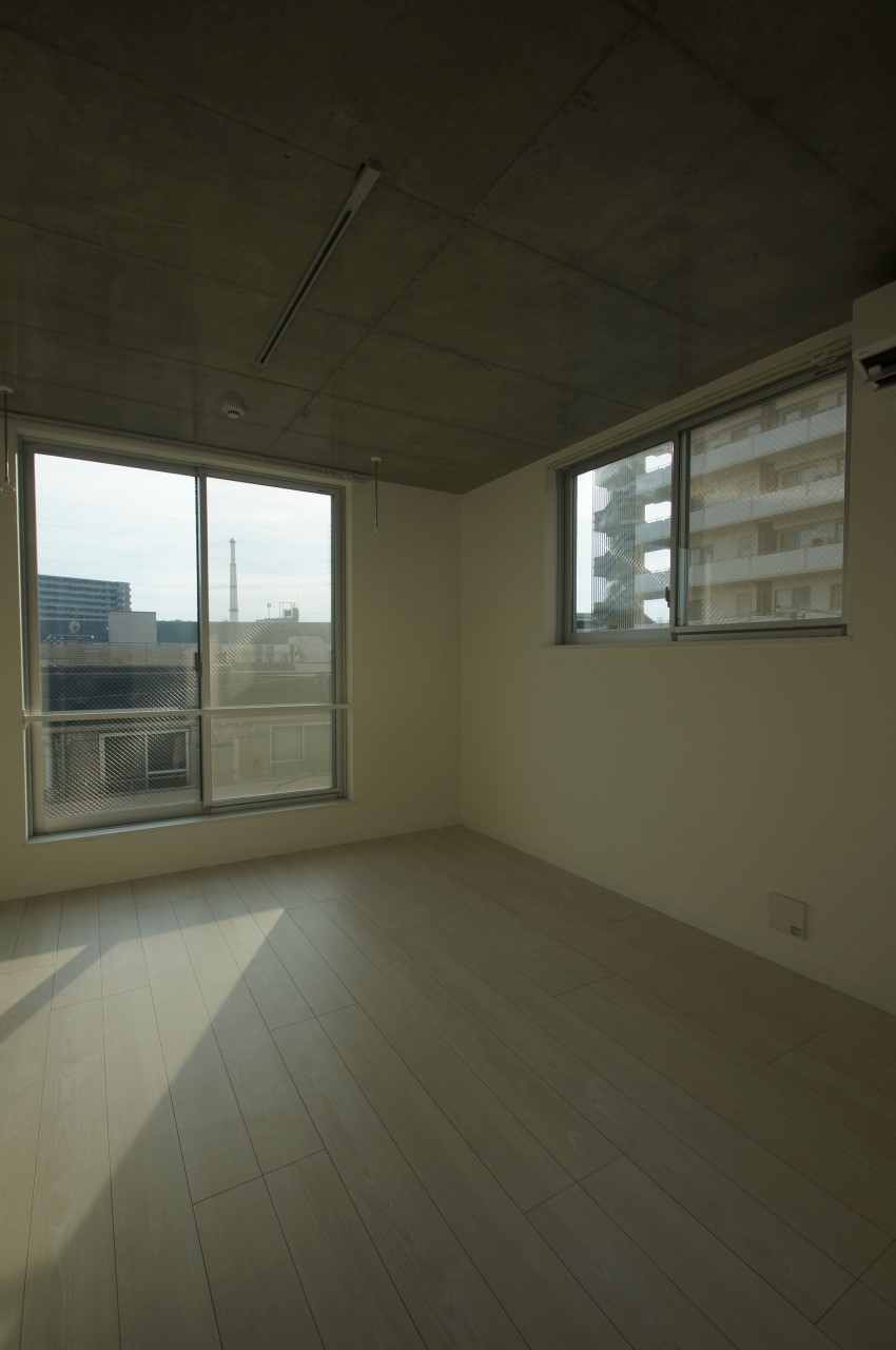 居室・リビング　落ち着いた色合いの床材を使用した居住空間です。