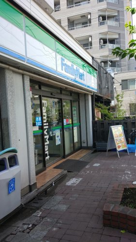 コンビニ　ファミリーマート 立川四丁目店（コンビニ）まで211m