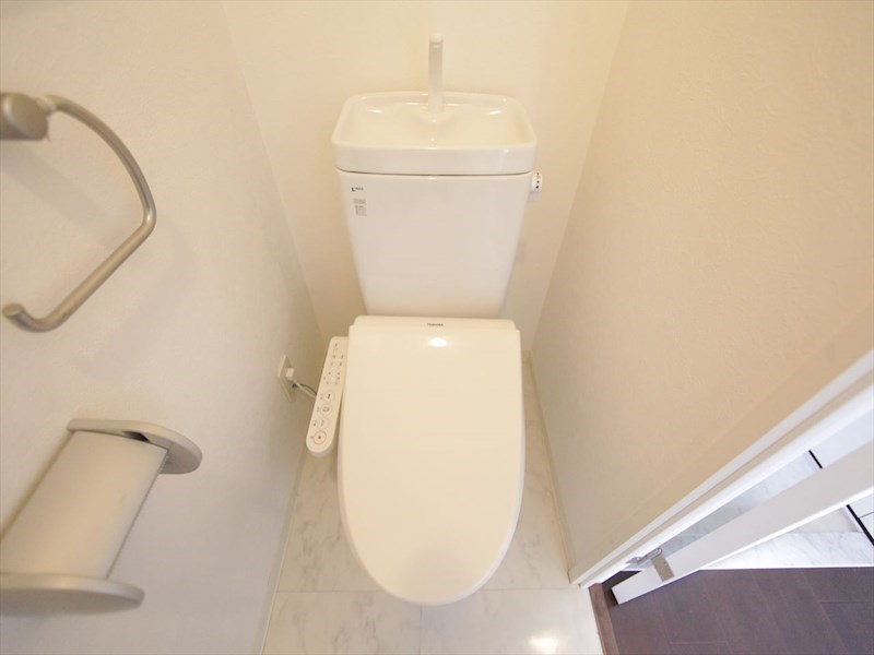 トイレ　温水洗浄暖房便座付トイレ