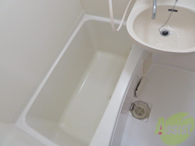 バス・シャワールーム　バスルームは狭すぎず、シャワーも浴びやすそうです。