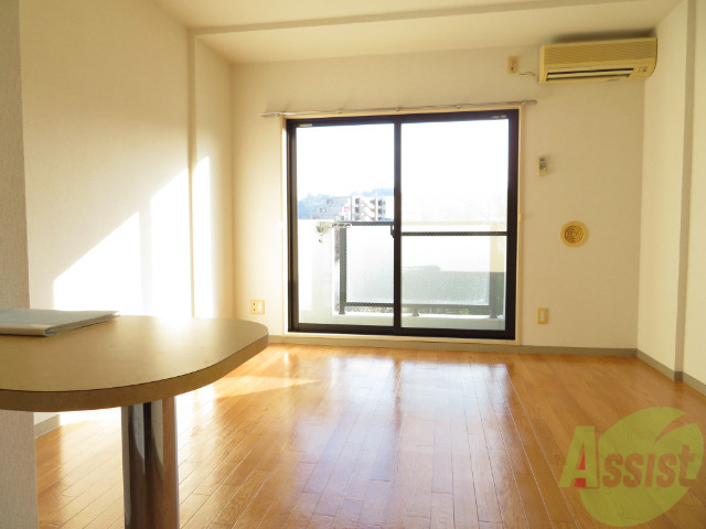 居室・リビング　８．２帖の洋室です。広々として、きれいですね。