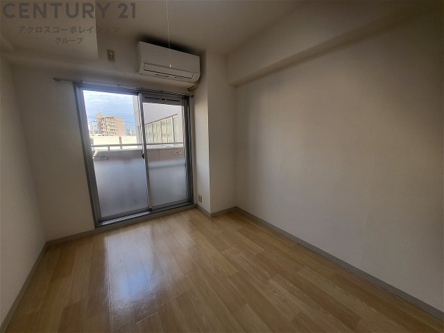 居室・リビング　エアコン付きの洋室です♪