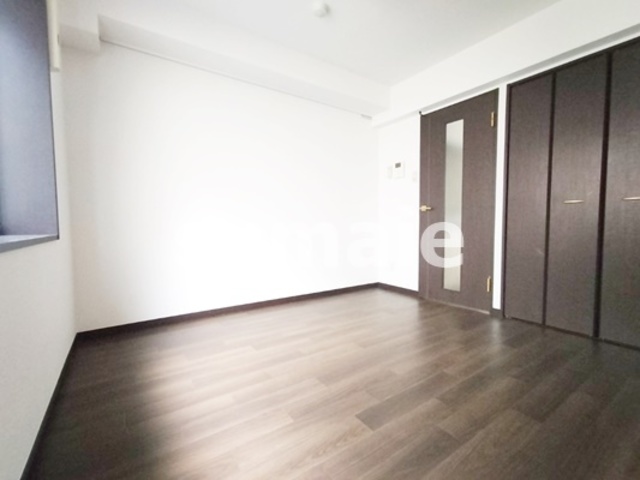 居室・リビング　ダークブラウンのフローリングでシックな印象のお部屋。