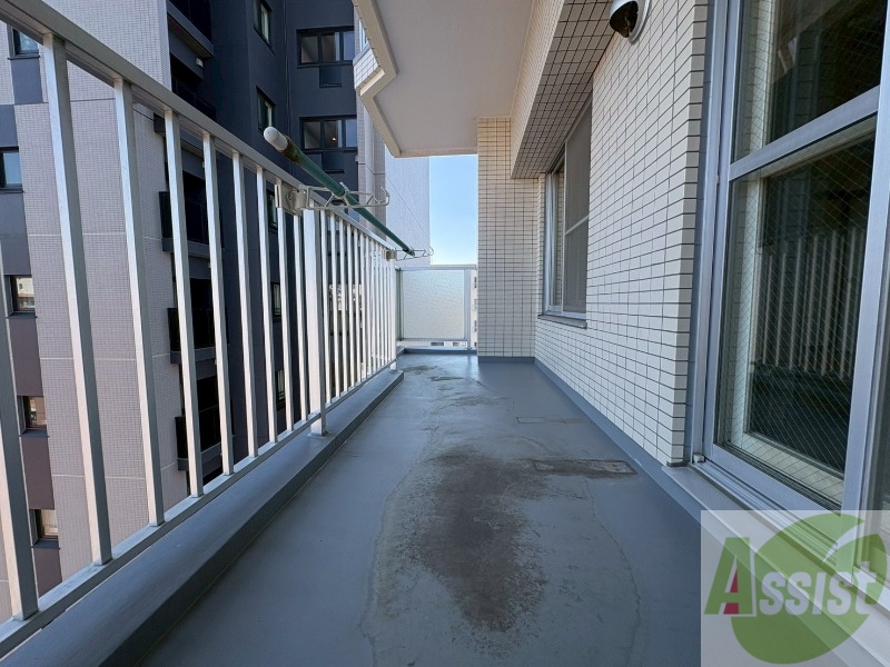 バルコニー　バルコニーは幅があり、広い印象を受けました。