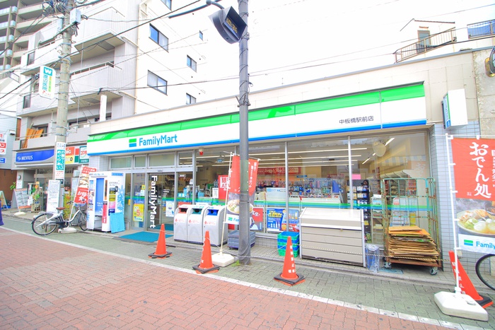 コンビニ　ファミリーマート　中板橋駅前店（コンビニ）まで150m