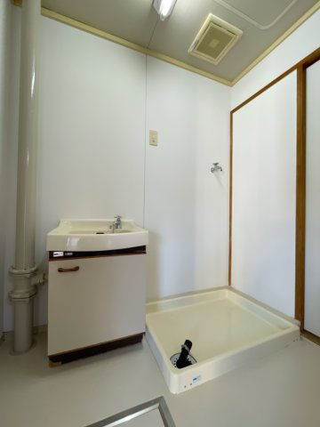 洗面設備　※反転タイプの部屋の写真です。