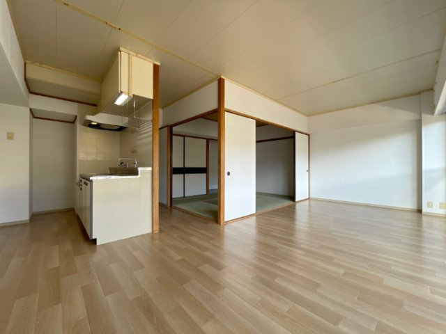 居室・リビング　※反転タイプの部屋の写真です。