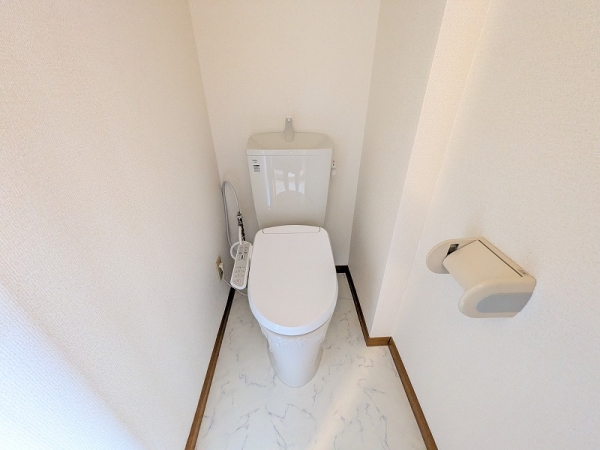 トイレ　温水シャワー付きトイレです
