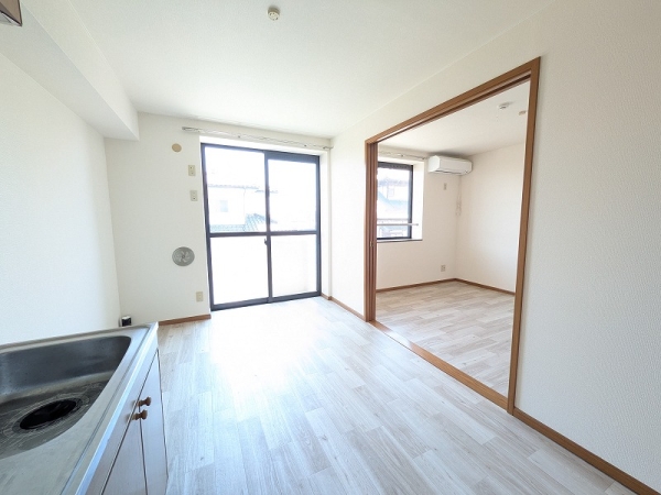 居室・リビング　南向きで日当たり良好のダイニングキッチン