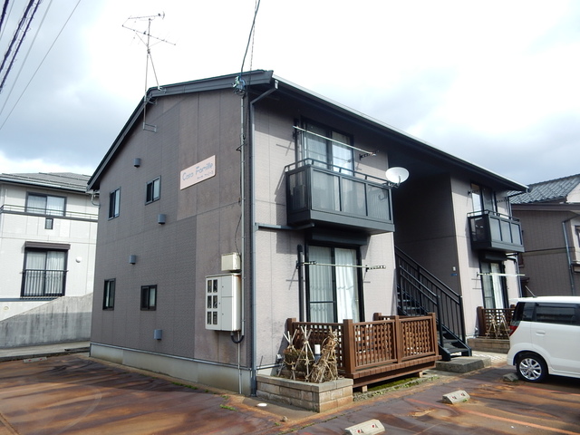 建物外観　建物南側は、駐車場と道路ですので、日当たり良好！