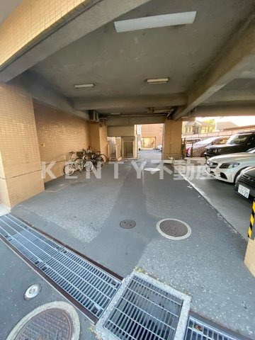 駐車場　駐車場に車を止められます