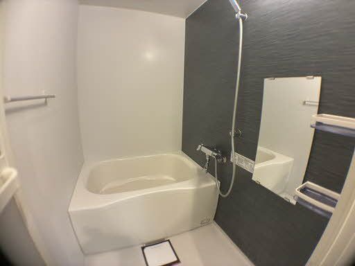 バス・シャワールーム　アクセントパネルがオシャレな浴室。一日の疲れもこちらでリフ…
