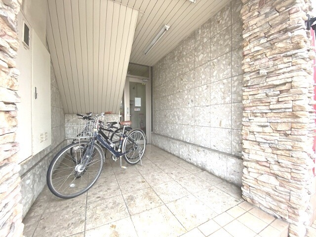 エントランス　共用部廊下もキレイにお掃除されてます