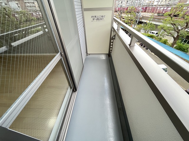 バルコニー　暖かな日差しのふりそそぐバルコニー
