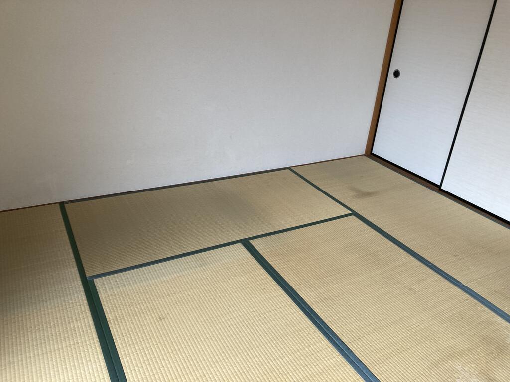 居室・リビング　お部屋は8畳の和室。お布団を敷いてゆったりと過ごせます