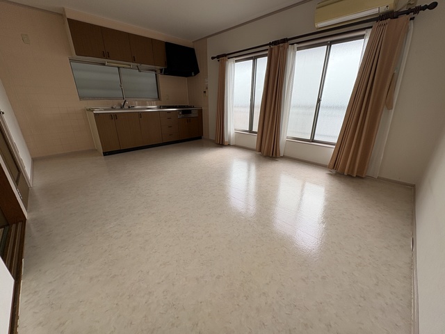 塩屋町戸建の居間写真