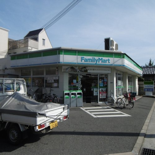コンビニ　ファミリーマート　里中町3丁目（コンビニ）まで117m