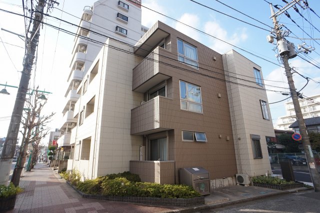 建物外観　ベージュのトーンが落ち着いた雰囲気を醸しています。