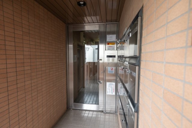 玄関　落ち着いたエントランスです