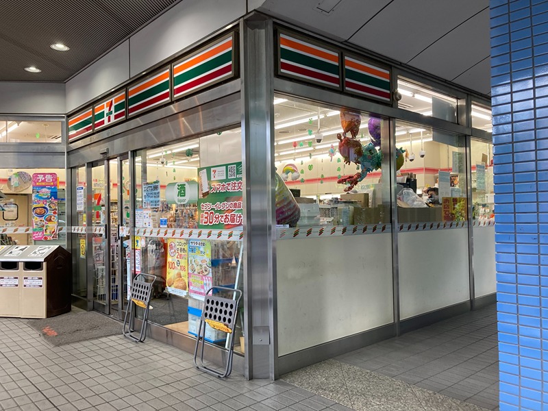 コンビニ　セブンイレブン 新高円寺駅前店（コンビニ）まで301m