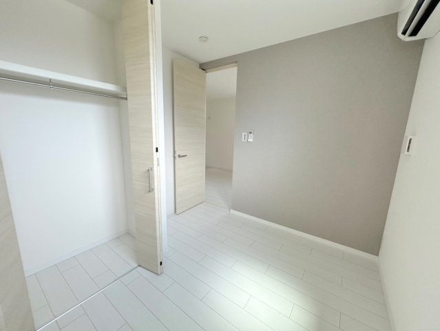 その他部屋・スペース　ゆとりのあるベッドルームで快適な睡眠をとってくださいね。