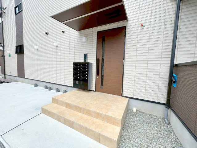 エントランス　オシャレなエントランスは安心のオートロック付きです。
