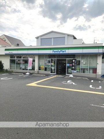 コンビニ　ファミリーマート（コンビニ）まで744m