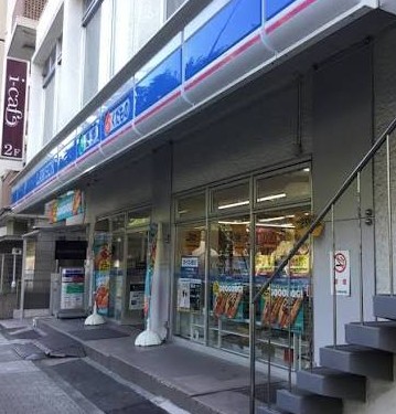 コンビニ　ローソン新宿坂町店（コンビニ）まで51m