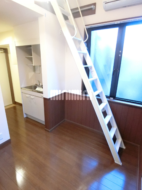 居室・リビング　３面採光の明るいお部屋。