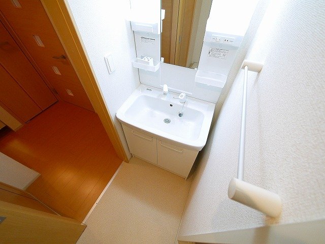 洗面設備　明るい洗面所です