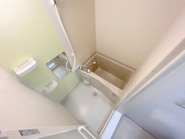 バス・シャワールーム　広めのお風呂は一日の疲れを癒してくれます。