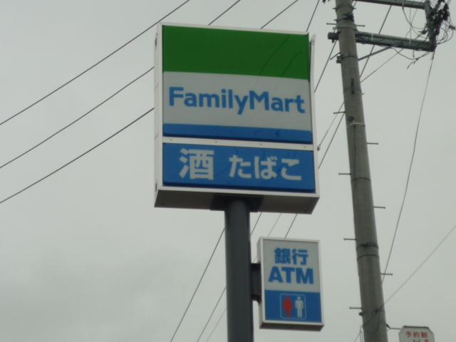 コンビニ　ファミリーマート六丁目左近堀店（コンビニ）まで365m