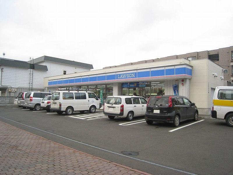 コンビニ　ローソン札幌二十四軒4条店（コンビニ）まで92m