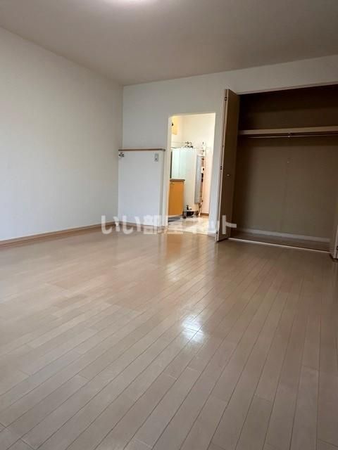 ポプリ春日町IIIの居間写真
