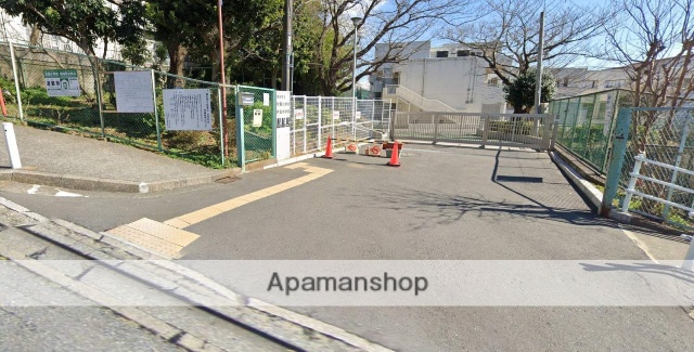 小学校　横浜市立秋葉小学校（小学校）まで988m