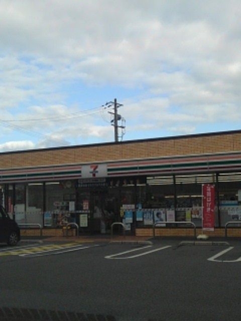 コンビニ　セブンイレブン　新旭店（コンビニ）まで1100m