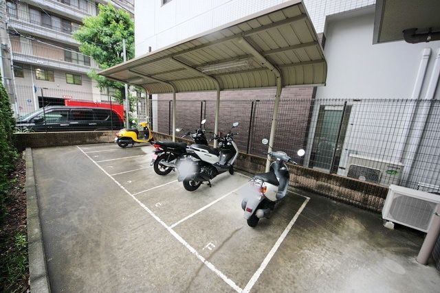 東急新横浜線 新横浜駅 徒歩10分 11階建 築20年の外観写真