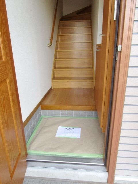 玄関　～こちらの階段を上がればお部屋になります～