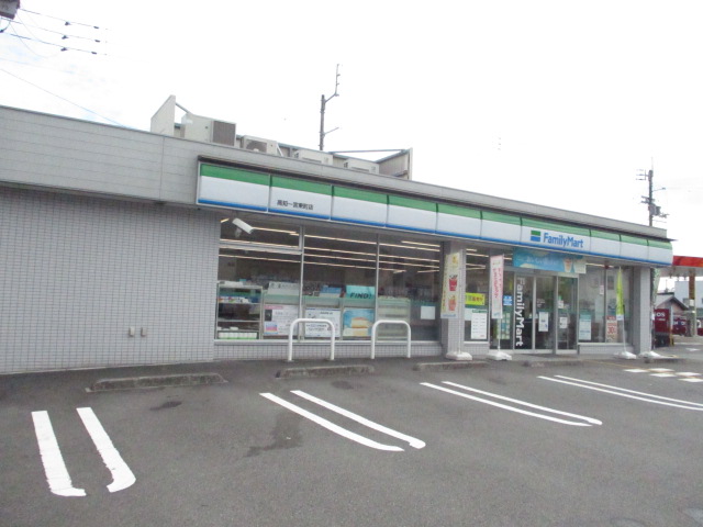 コンビニ　ファミリーマート高知一宮東町店（コンビニ）まで88m