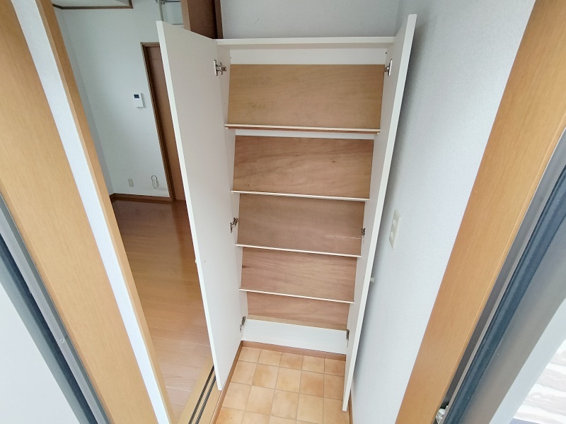 玄関　靴箱があるので玄関スッキリ片付きます！