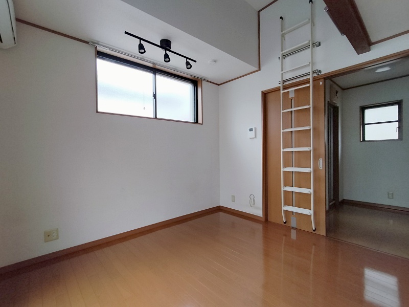居室・リビング　２面採光の角部屋で明るい室内♪