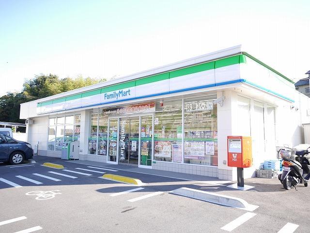 コンビニ　ファミリーマート（コンビニ）まで300m