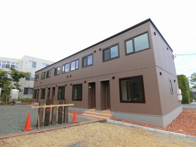 建物外観　閑静な住宅地に建つテラスハウスです♪