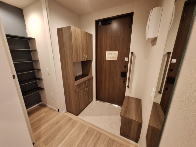 玄関　手すりと椅子で立ち座りを補助/靴の履き替え時の転倒防止