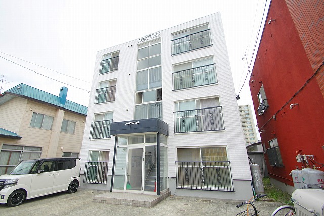 建物外観　来客者の確認ができるTVモニターホンが設置されています。