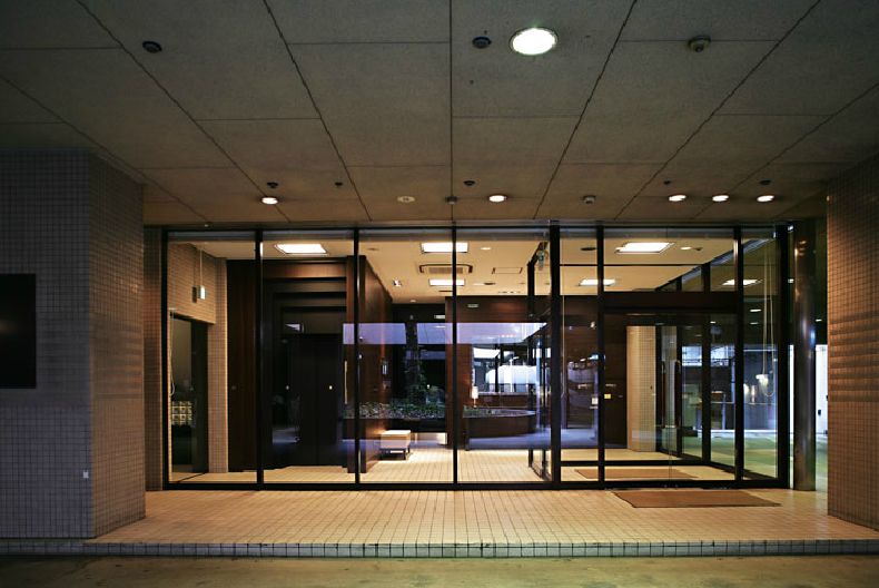 エントランス　地下駐車場からのピアウエストエントランス