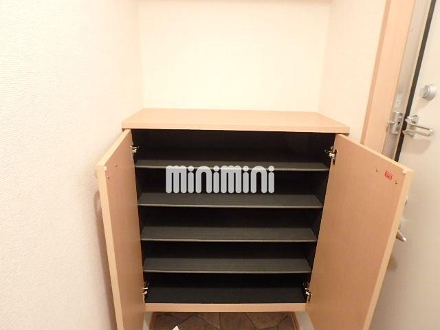 玄関　下駄箱付きです。
