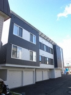 札幌市北区北二十七条西のアパートの建物外観