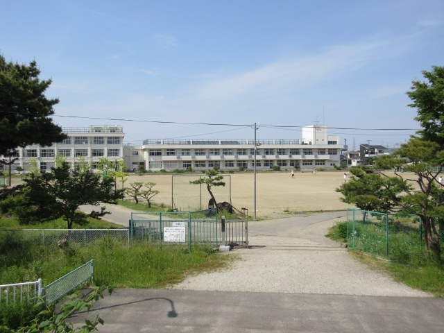 【シャルム高砂駅前の中学校】