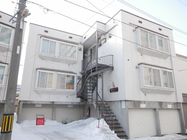 札幌市東区北十四条東のアパートの建物外観